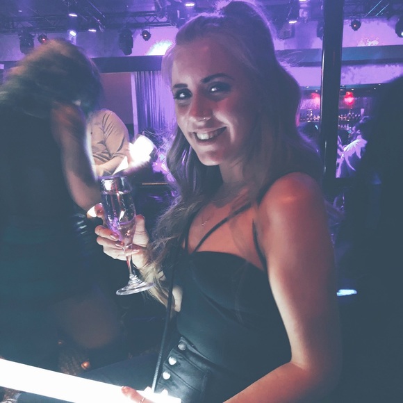 meet your posher, Amanda 💓 - Picture 3 of 8